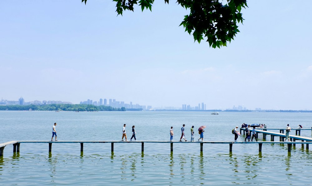 武汉东湖湖面与湖畔步道